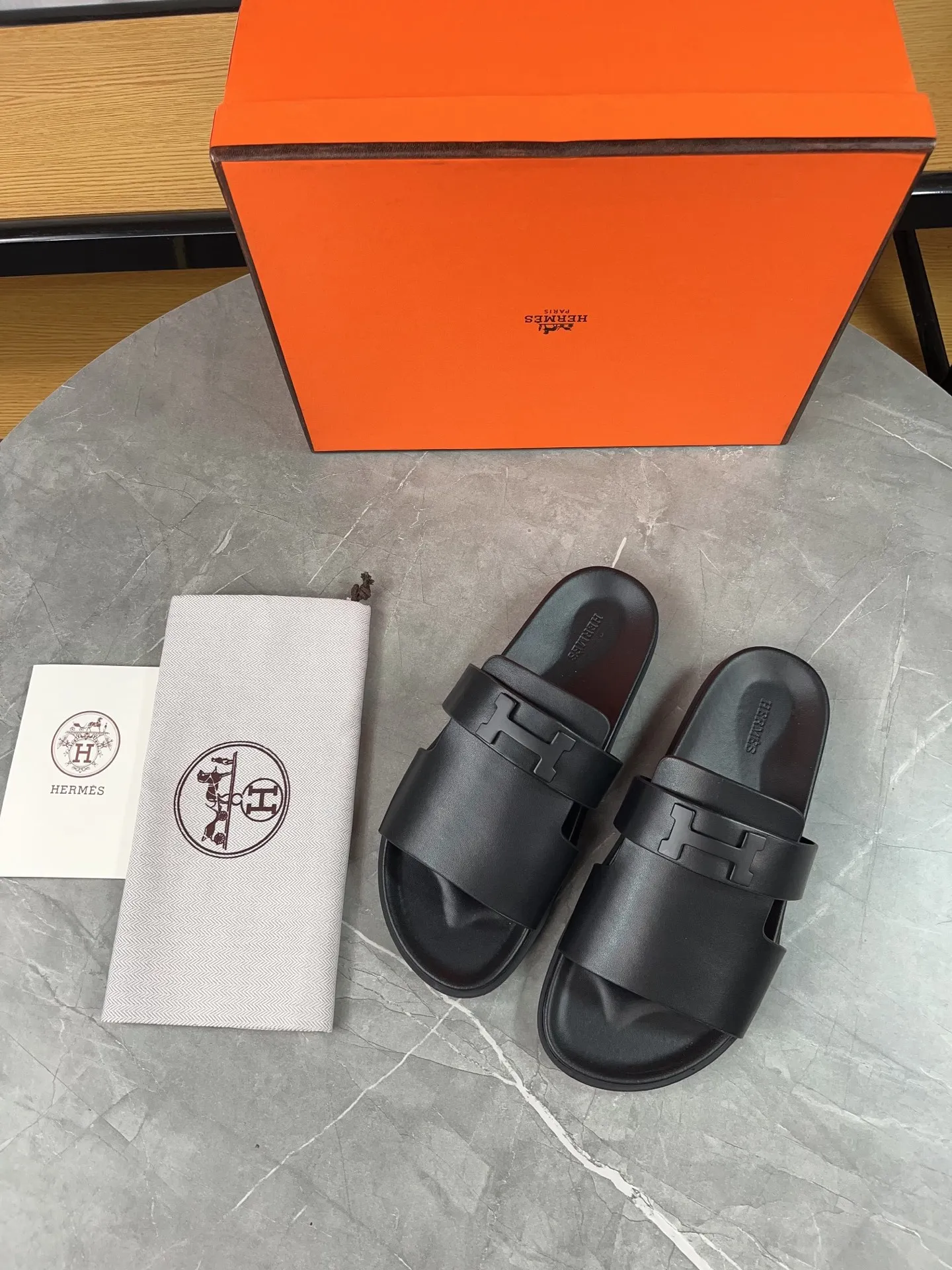 p440🐮🐮H family classic (couples) buckle slippers ✅ Hermes Hermes spring and summer sandals series! Classic style, always popular slippers - sandals, great with any combination! ! ! Upper: imported palmprint PU inner lining: imported mixed sheepskin Outsole: Tpu non-slip and wear-resistant outsole Female size: 35-40 (41 customized) Male size: 39-45 (39.45 customized)